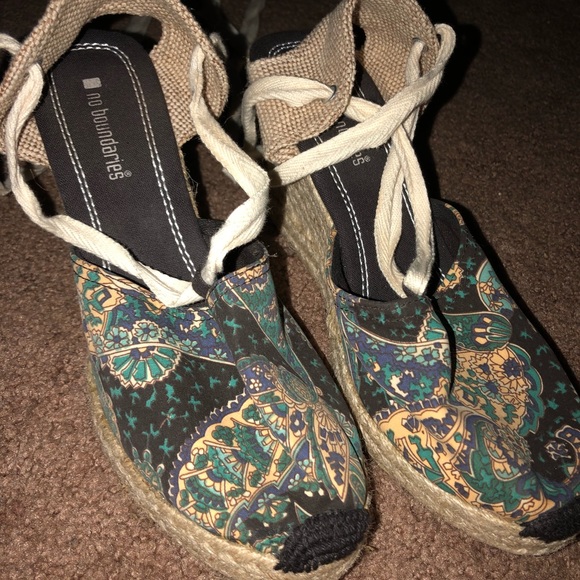 No boundaries heels - Picture 1 of 3